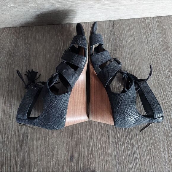 UGG Yasmin Black Snake Embossed Lace Tassel Zipper Wedge Sandal Women's Size 7 - Picture 7 of 10